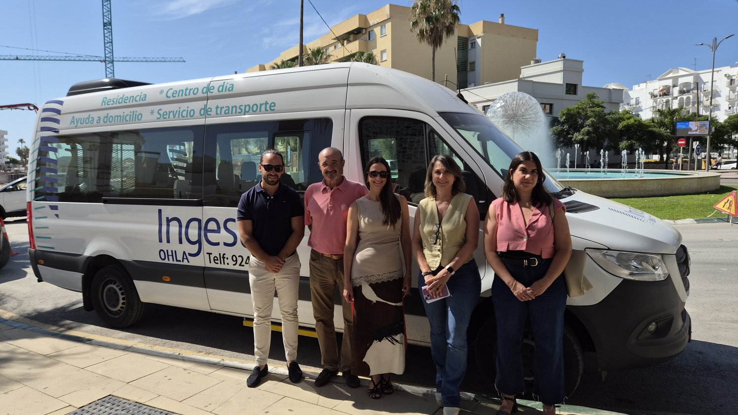 Estepona presenta el programa de baños asistidos para personas con movilidad reducida y discapacidad