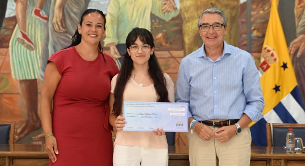 Rincón de la Victoria reconoce la excelencia académica de la alumna Silvia Macías con el I Premio al Mejor Expediente de Ciencias