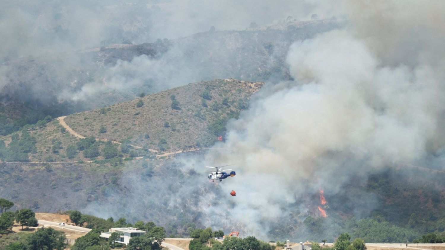 Un total de 15 medios aéreos trabajan en extinguir el incendio de Pujerra