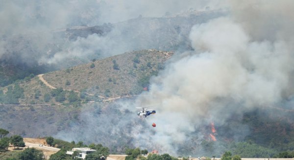 Un total de 15 medios aéreos trabajan en extinguir el incendio de Pujerra