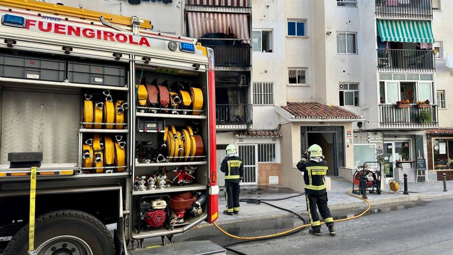 Un incendio en una vivienda de Fuengirola obliga a desalojar a 40 personas y deja un herido
