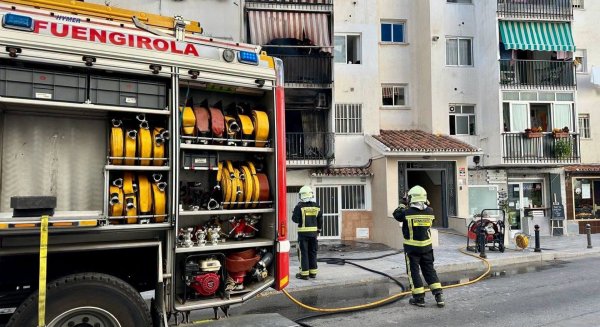 Un incendio en una vivienda de Fuengirola obliga a desalojar a 40 personas y deja un herido