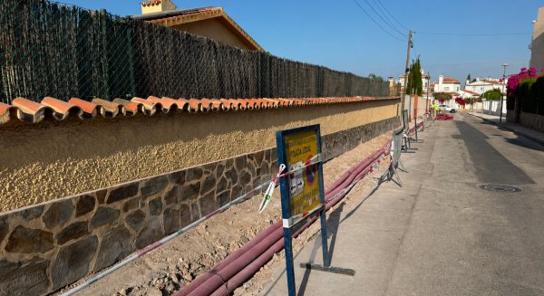 Avanzan las obras de reurbanización de la calle Miró en La Cala del Moral con una inversión superior a los 200.000 euros