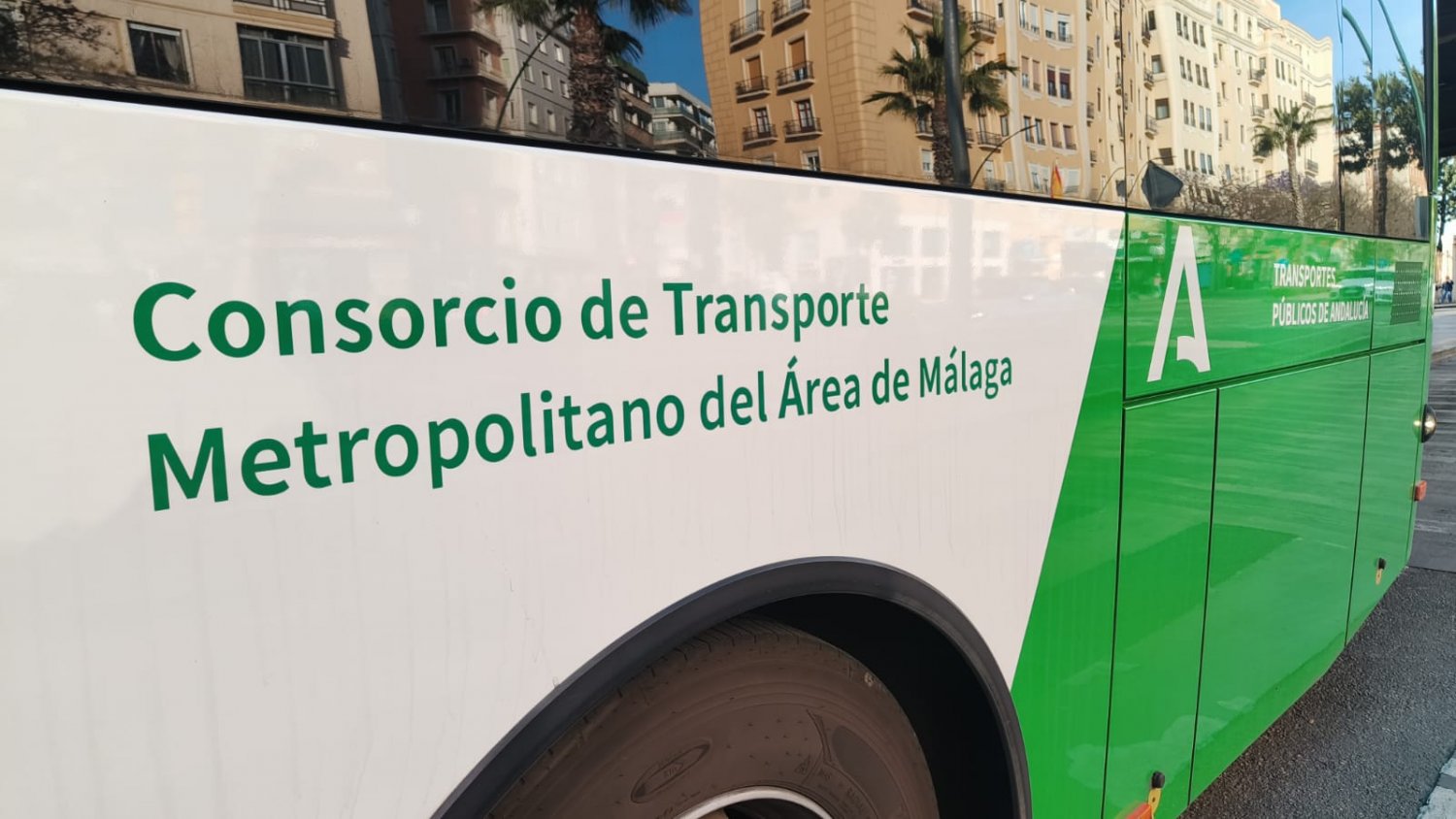 La Junta pone en marcha 14 rutas de autobús para conectar los municipios del interior de Málaga con las playas 
