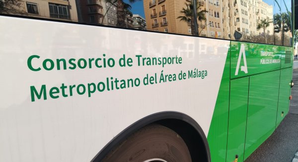 La Junta pone en marcha 14 rutas de autobús para conectar los municipios del interior de Málaga con las playas 