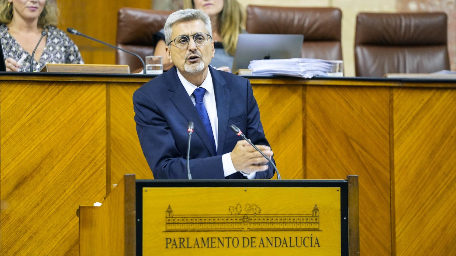 El PSOE critica que Juanma Moreno entrega a VOX la principal industria de Málaga para mantenerse en el poder