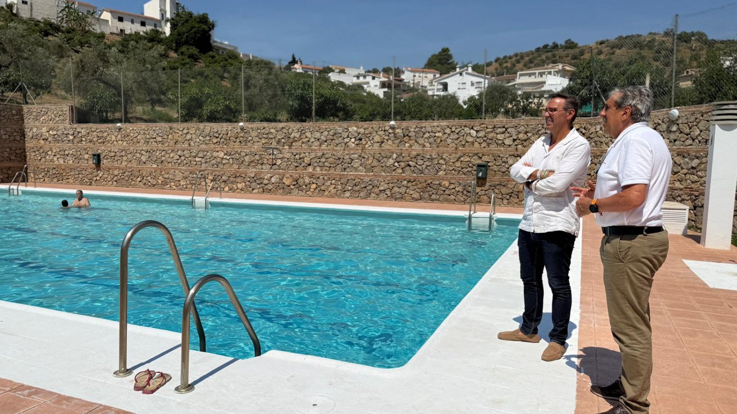 Rincón de la Victoria mejora las instalaciones de la piscina municipal ampliando las zonas de sombra 
