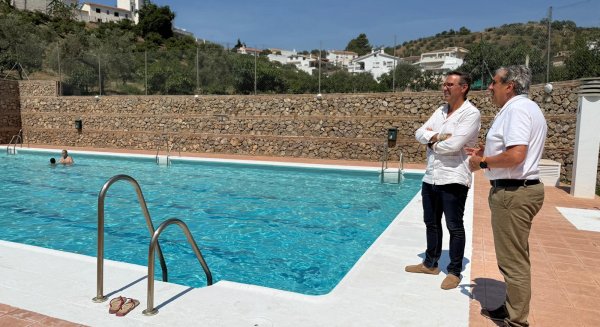 Rincón de la Victoria mejora las instalaciones de la piscina municipal ampliando las zonas de sombra 
