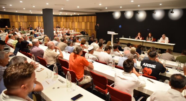 Navarro señala que el PP será “un muro de contención” frente al ataque del PSOE a los chiringuitos y al turismo de Málaga