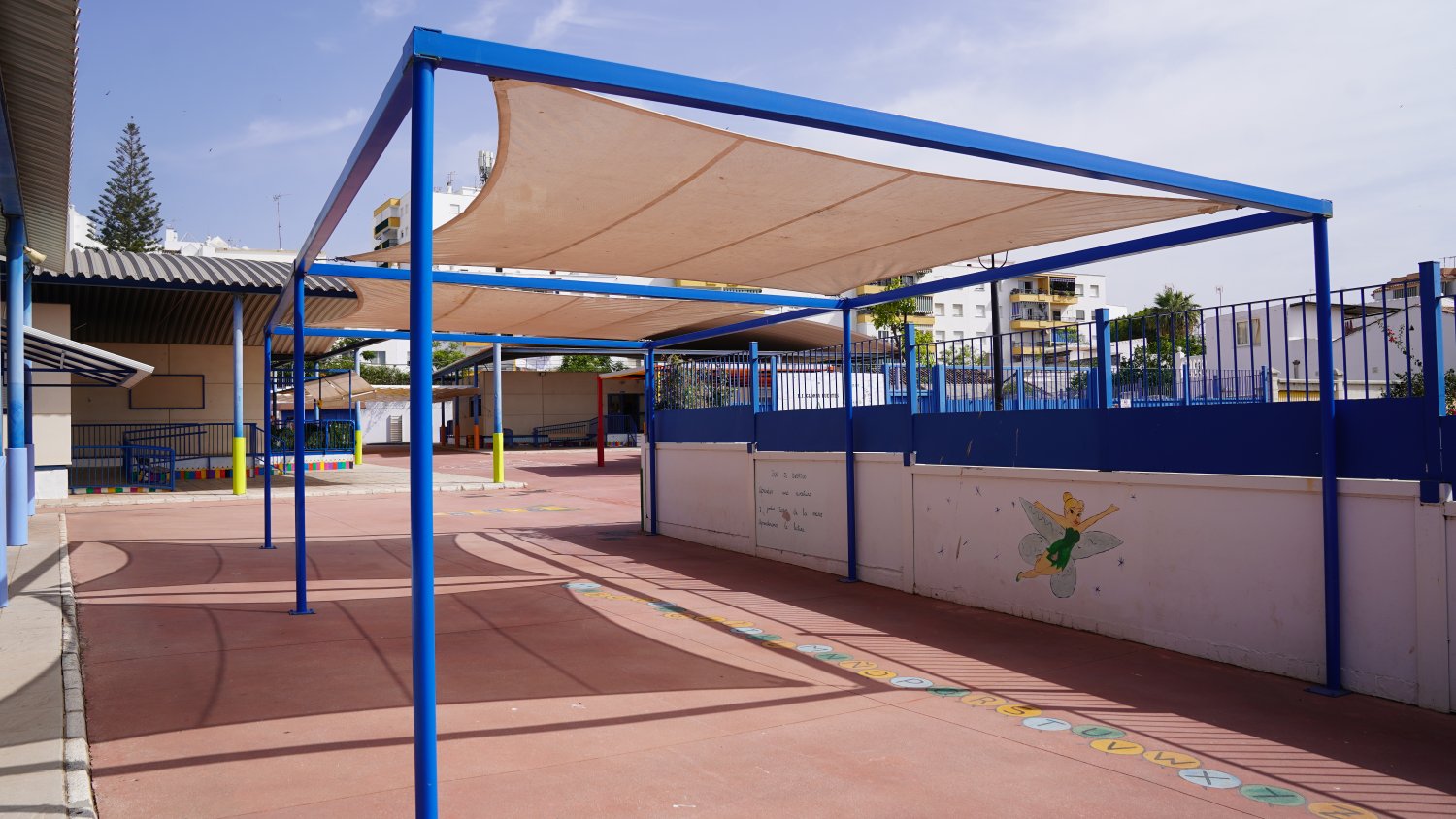 El Ayuntamiento de Estepona instala zonas de sombra en los colegios de la localidad