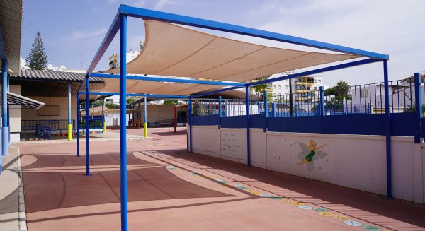 El Ayuntamiento de Estepona instala zonas de sombra en los colegios de la localidad