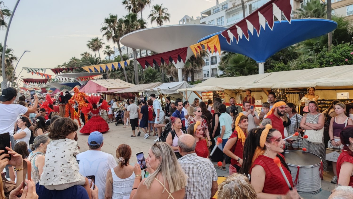 El mercadillo del paseo marítimo de Estepona reúne una treintena de puestos de artesanía, gastronomía y atracciones