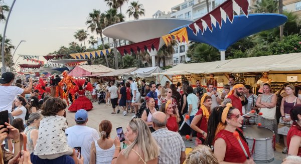 El mercadillo del paseo marítimo de Estepona reúne una treintena de puestos de artesanía, gastronomía y atracciones