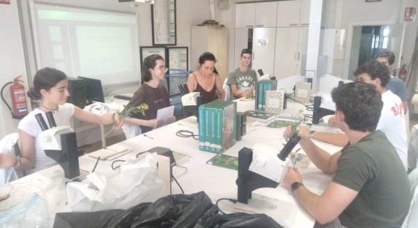 Alumnado de bachillerato se prepara en la Facultad de Ciencias para la Olimpiada Internacional de Biología