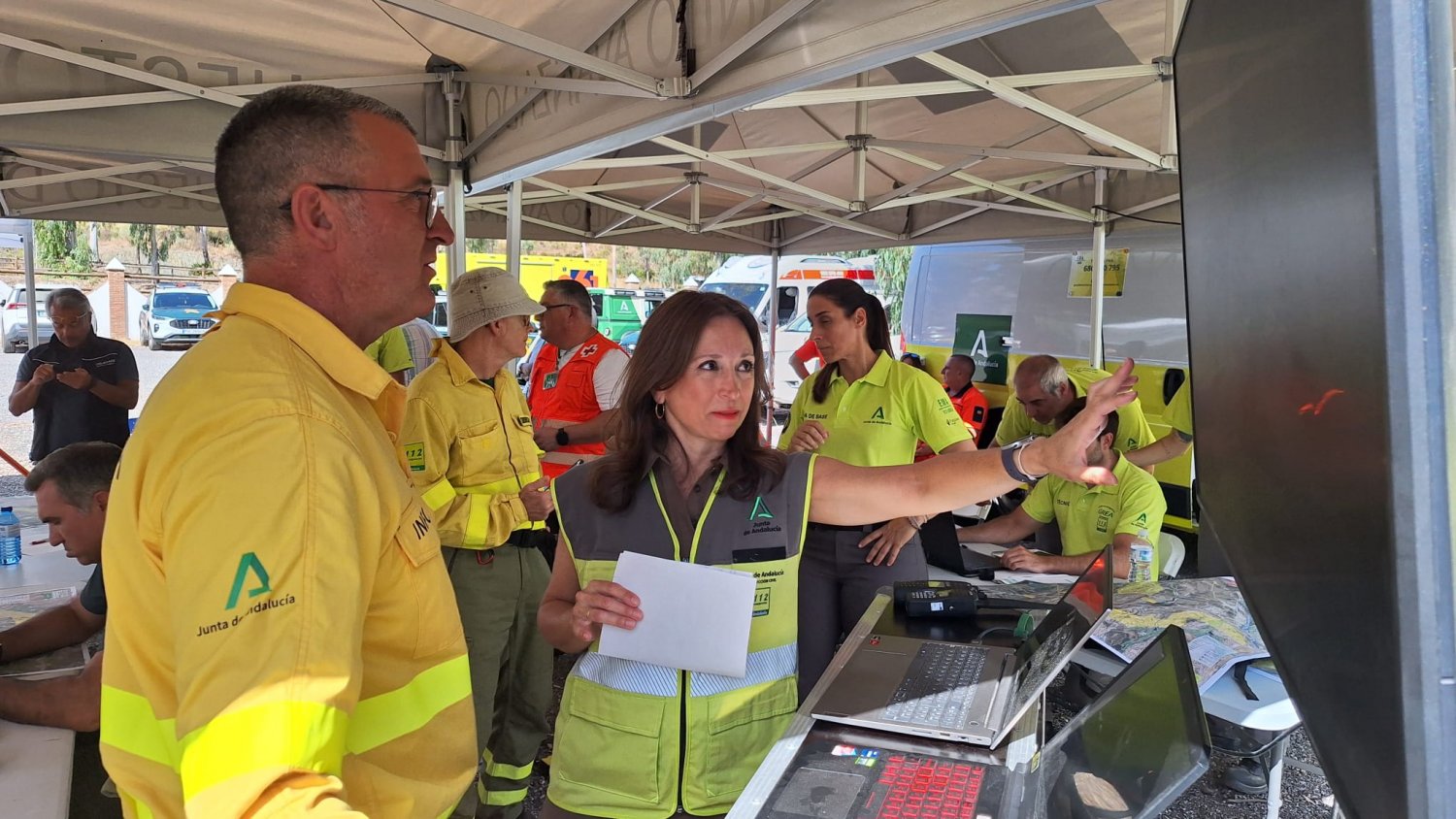 Patricia Navarro destaca la rapidez en la extinción del incendio de Benahavís gracias a la nueva base del Infoca
