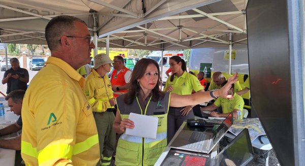 Patricia Navarro destaca la rapidez en la extinción del incendio de Benahavís gracias a la nueva base del Infoca