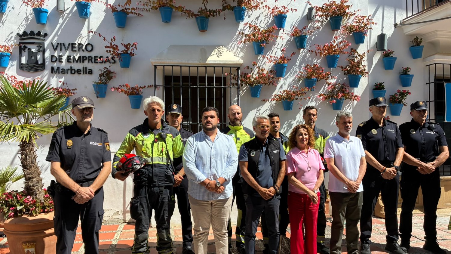 El Ayuntamiento de Marbella mantiene un minuto de silencio en recuerdo de las víctimas del incendio de Los Gallardos 