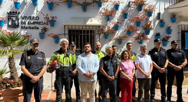 El Ayuntamiento de Marbella mantiene un minuto de silencio en recuerdo de las víctimas del incendio de Los Gallardos 