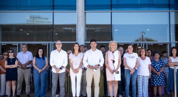 La Diputación de Málaga mantiene un minuto de silencio por los fallecidos en el incendio de Almería