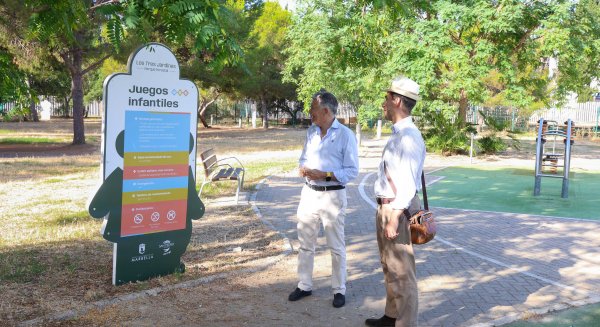 Marbella renueva la señalización del Parque de los Tres Jardines para mejorar la orientación de los visitantes