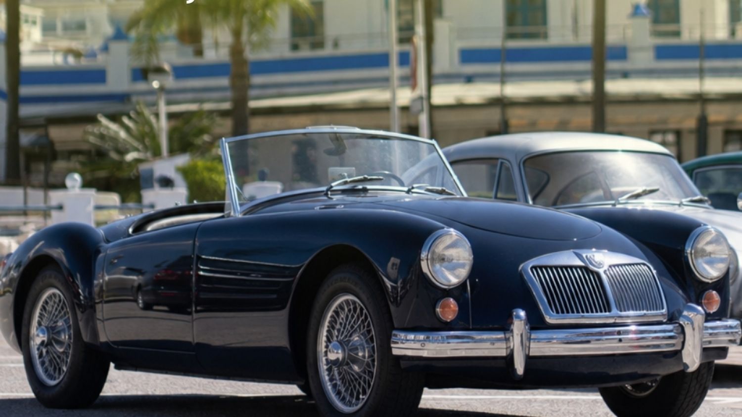 El Puerto Deportivo de Estepona recibe una exposición de coches clásicos el 18 de julio