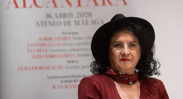 Aurora Luque recibe el III Premio Antorcha de Honor por su trayectoria poética