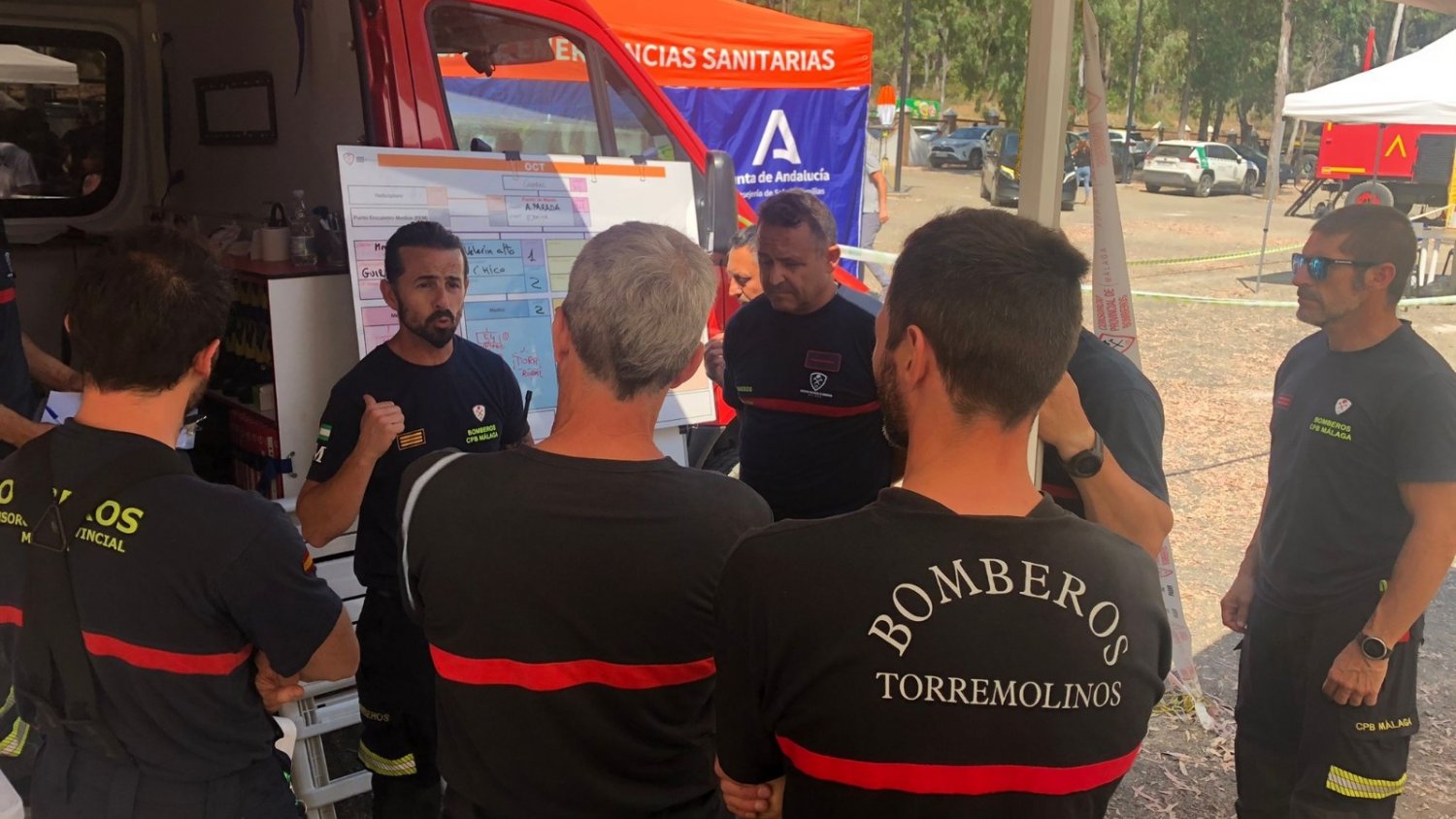Bomberos de Torremolinos participan en la extinción del incendio originado en Pujerra