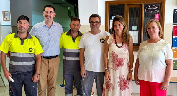 Una veintena de operarios municipales acondiciona los colegios de Mijas de cara al inicio del curso