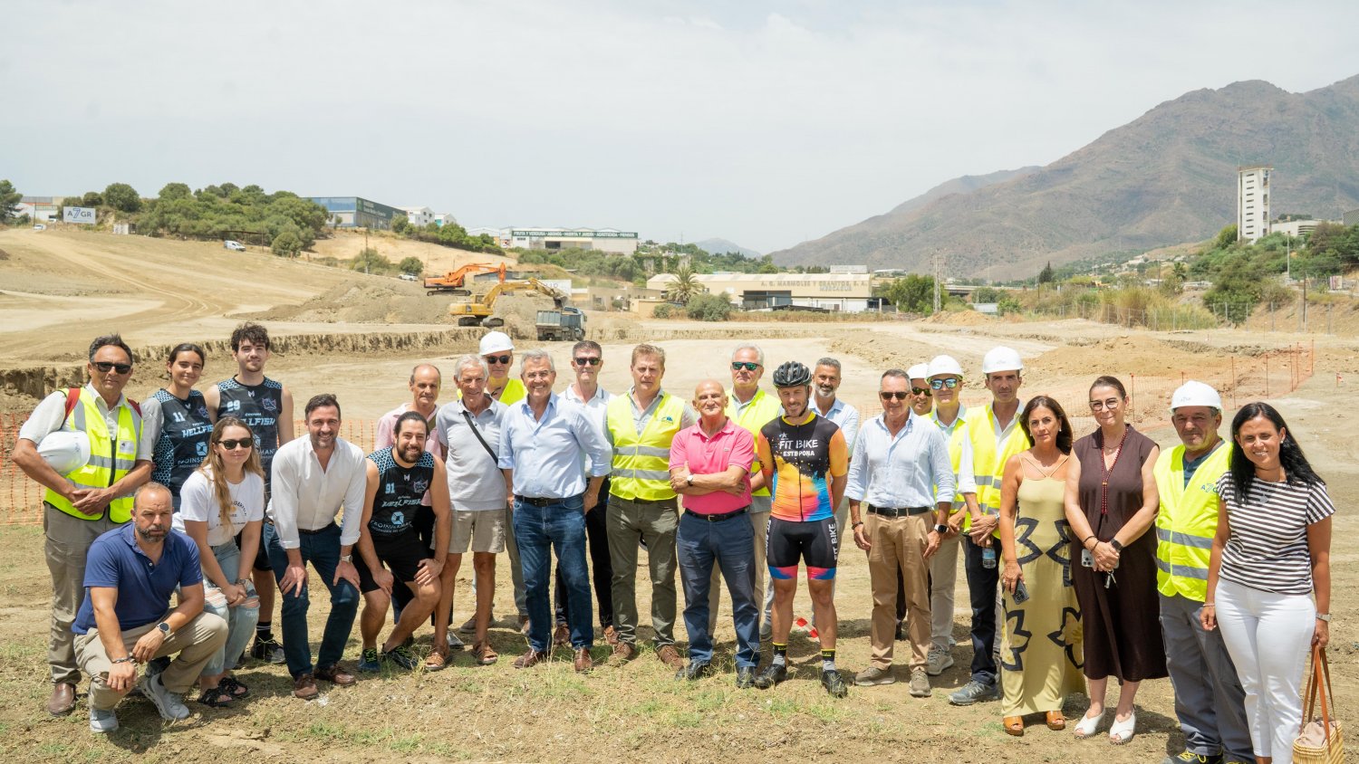 El alcalde de Estepona coloca la primera piedra en la obra del futuro velódromo