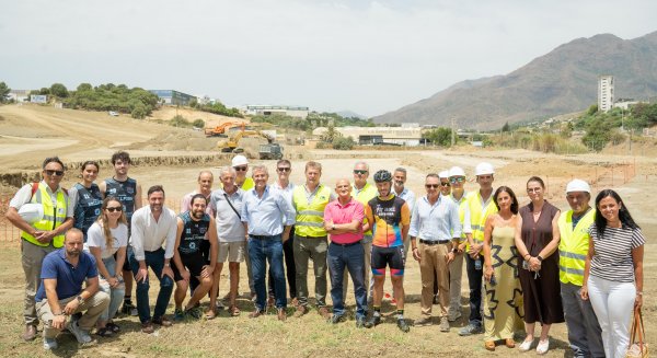 El alcalde de Estepona coloca la primera piedra en la obra del futuro velódromo