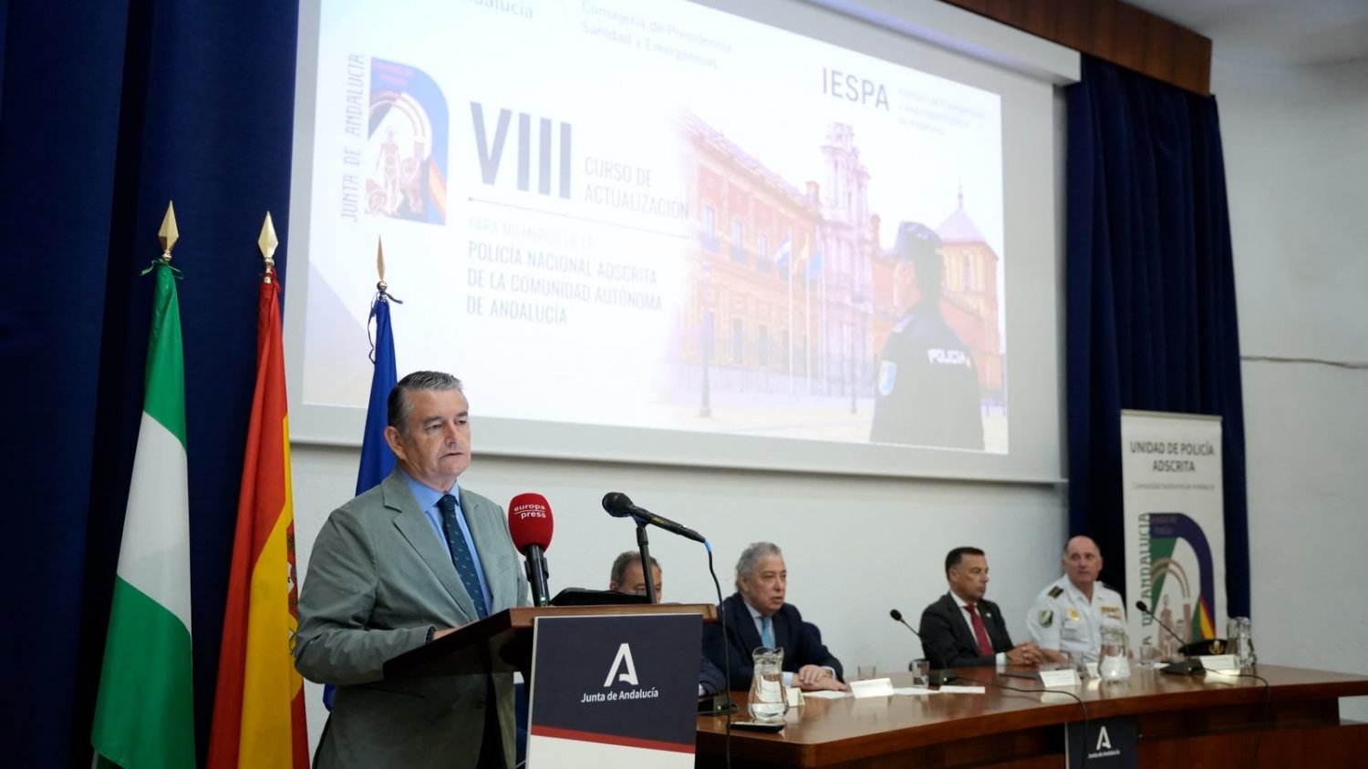 Antonio Sanz informa sobre la adquisición de 16 nuevos vehículos para la Unidad de Policía Adscrita