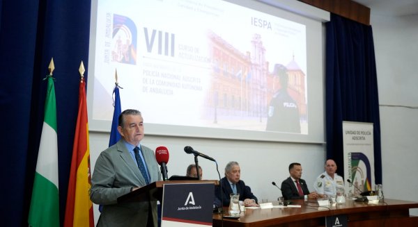 Antonio Sanz informa sobre la adquisición de 16 nuevos vehículos para la Unidad de Policía Adscrita