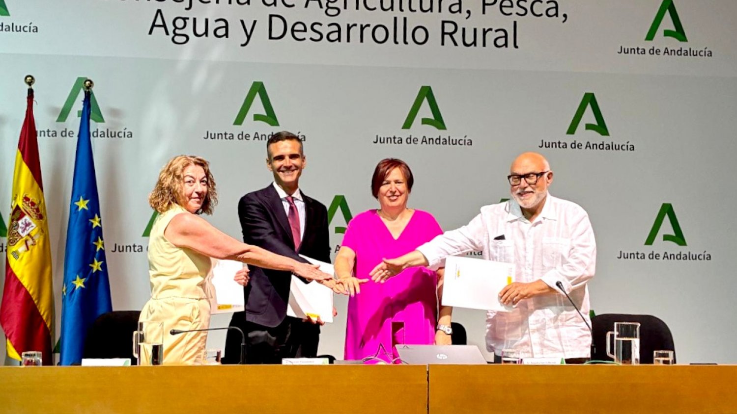 La Junta, Seiasa y los regantes firman los convenios para ejecutar las obras del Plan RegadíA por 138,3M€