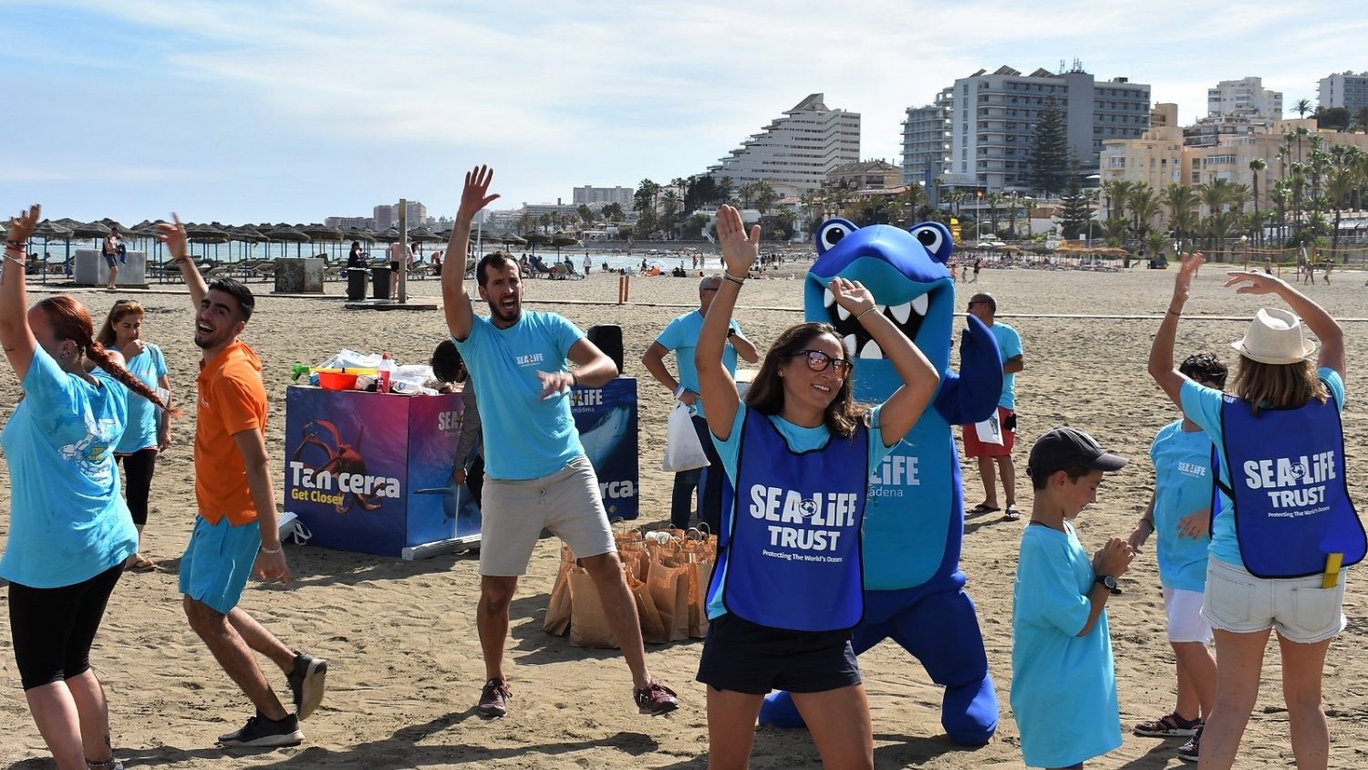 Sea Life Benalmádena organiza una batida de limpieza para conmemorar el Día Mundial de los Océanos