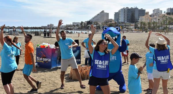 Sea Life Benalmádena organiza una batida de limpieza para conmemorar el Día Mundial de los Océanos