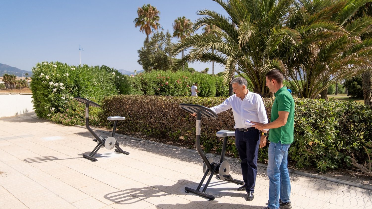 Marbella renueva las máquinas biosaludables del paseo marítimo de San Pedro Alcántara