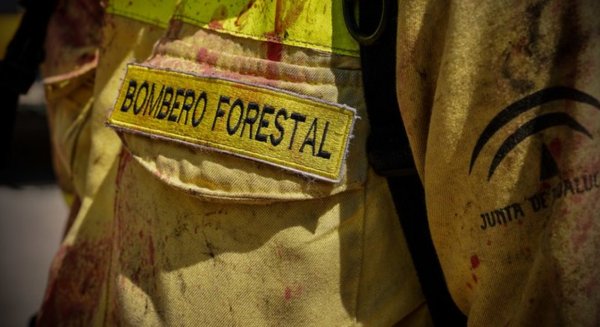Tres bomberos resultan heridos durante las labores de extinción del incendio en Pujerra
