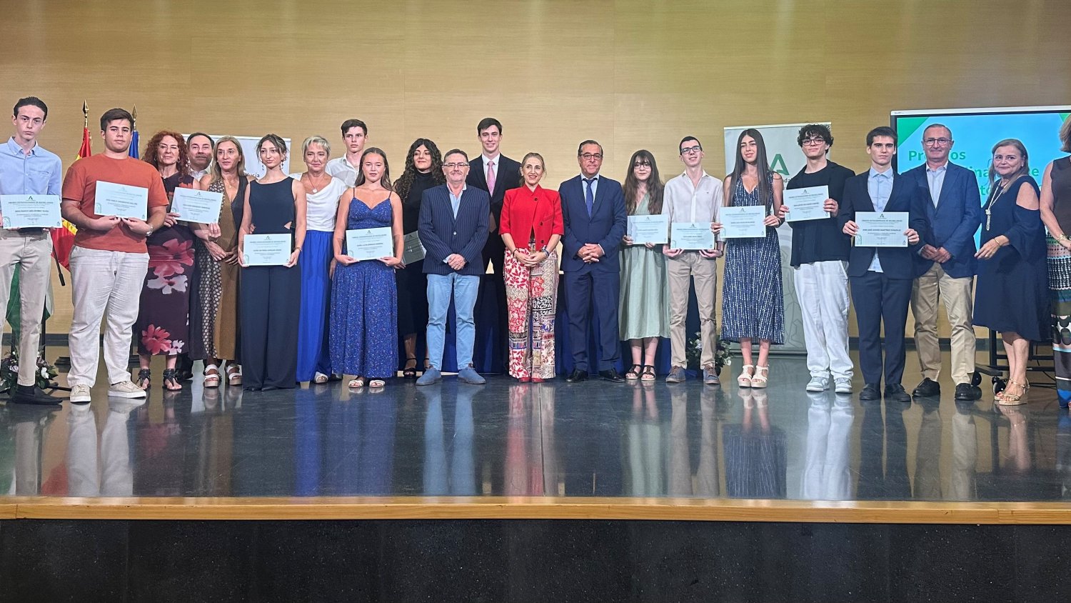 La Delegación Territorial distingue a 13 estudiantes con los Premios Extraordinarios de Bachillerato