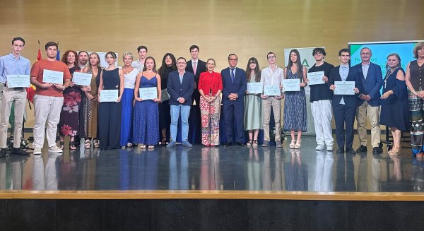 La Delegación Territorial distingue a 13 estudiantes con los Premios Extraordinarios de Bachillerato