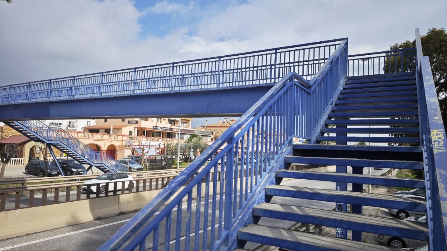 Estepona licita las obras para mejorar la accesibilidad del paso peatonal elevado entre El Paraíso y Benamara