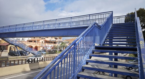 Estepona licita las obras para mejorar la accesibilidad del paso peatonal elevado entre El Paraíso y Benamara