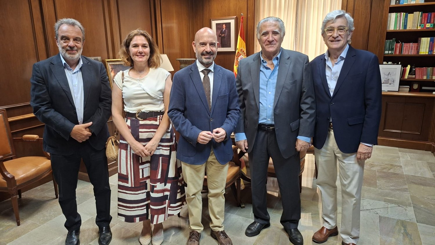 Salas subraya el apoyo del Gobierno a empresarios de playas y siente los bulos del PP sobre el Reglamento de Costas