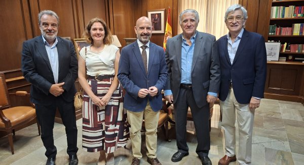 Salas subraya el apoyo del Gobierno a empresarios de playas y siente los bulos del PP sobre el Reglamento de Costas