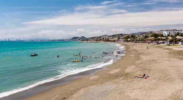 La Junta investiga el origen de la contaminación por E. coli que mantiene cerradas las playas de Pedregalejo y El Palo