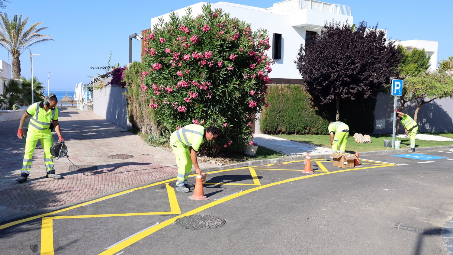 Marbella mejora la seguridad en los cruces, accesos y principales viales de Costabella 
