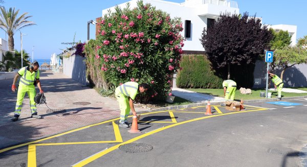 Marbella mejora la seguridad en los cruces, accesos y principales viales de Costabella con una actuación de señalización