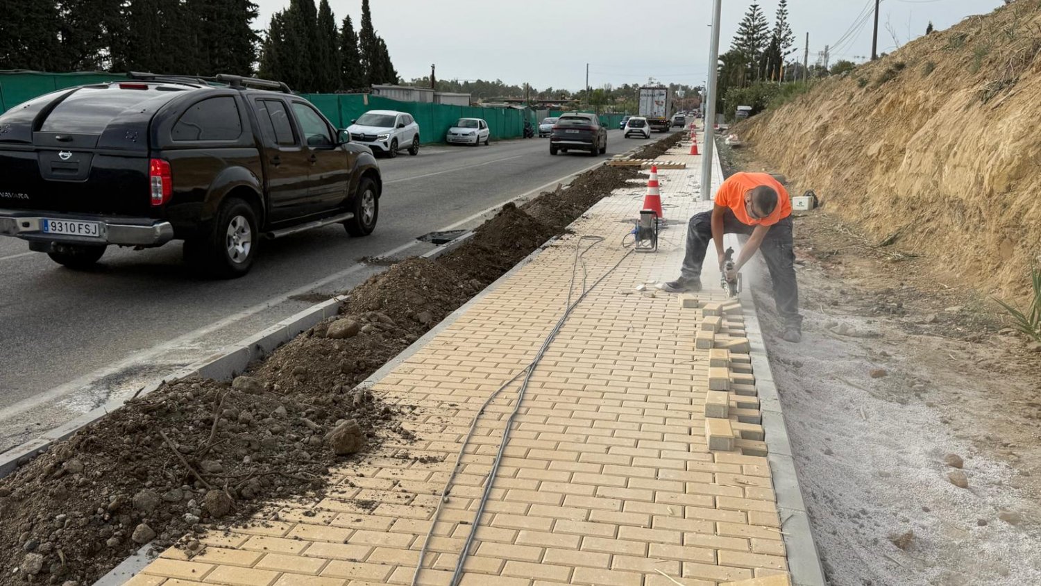 El Ayuntamiento de Estepona culmina la mejora de la carretera de Benahavís con la instalación de nuevo acerado