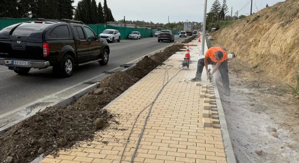 El Ayuntamiento de Estepona culmina la mejora de la carretera de Benahavís con la instalación de nuevo acerado