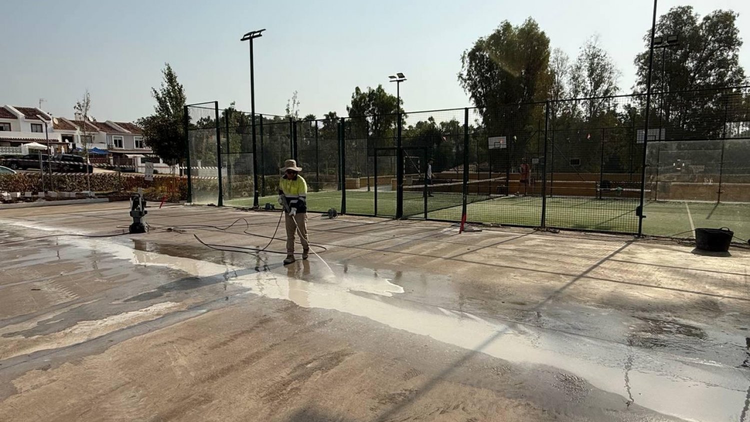 Las obras para la construcción de dos nuevas pistas de pádel gratuitas en el extrarradio de Estepona llegan a su ecuador
