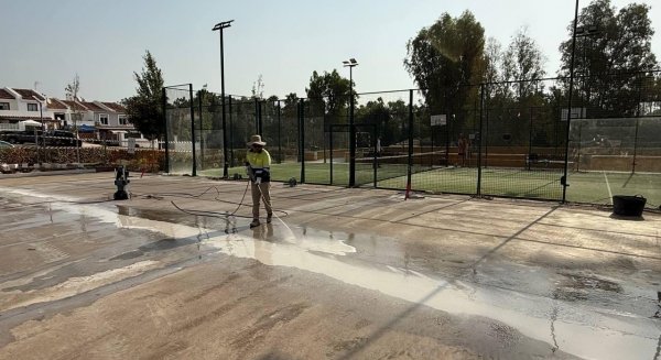 Las obras para la construcción de dos nuevas pistas de pádel gratuitas en el extrarradio de Estepona llegan a su ecuador